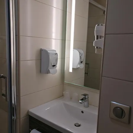 Kyriad Poitiers Jules Verne Site Du Futuroscope 酒店