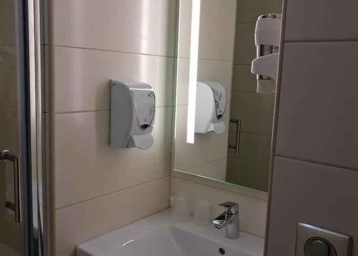 Kyriad Poitiers Jules Verne Site Du Futuroscope Hotel